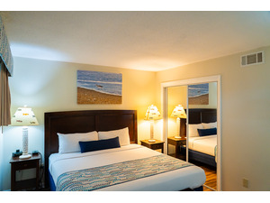 1909-64Serene, elegantly furnished room featuring a plush king-size bed